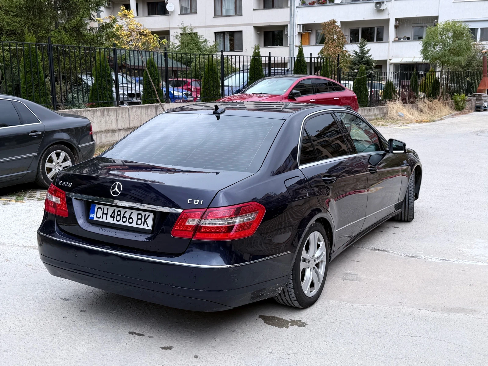 Mercedes-Benz E 220, снимка 2 - Автомобили и джипове - 56707355