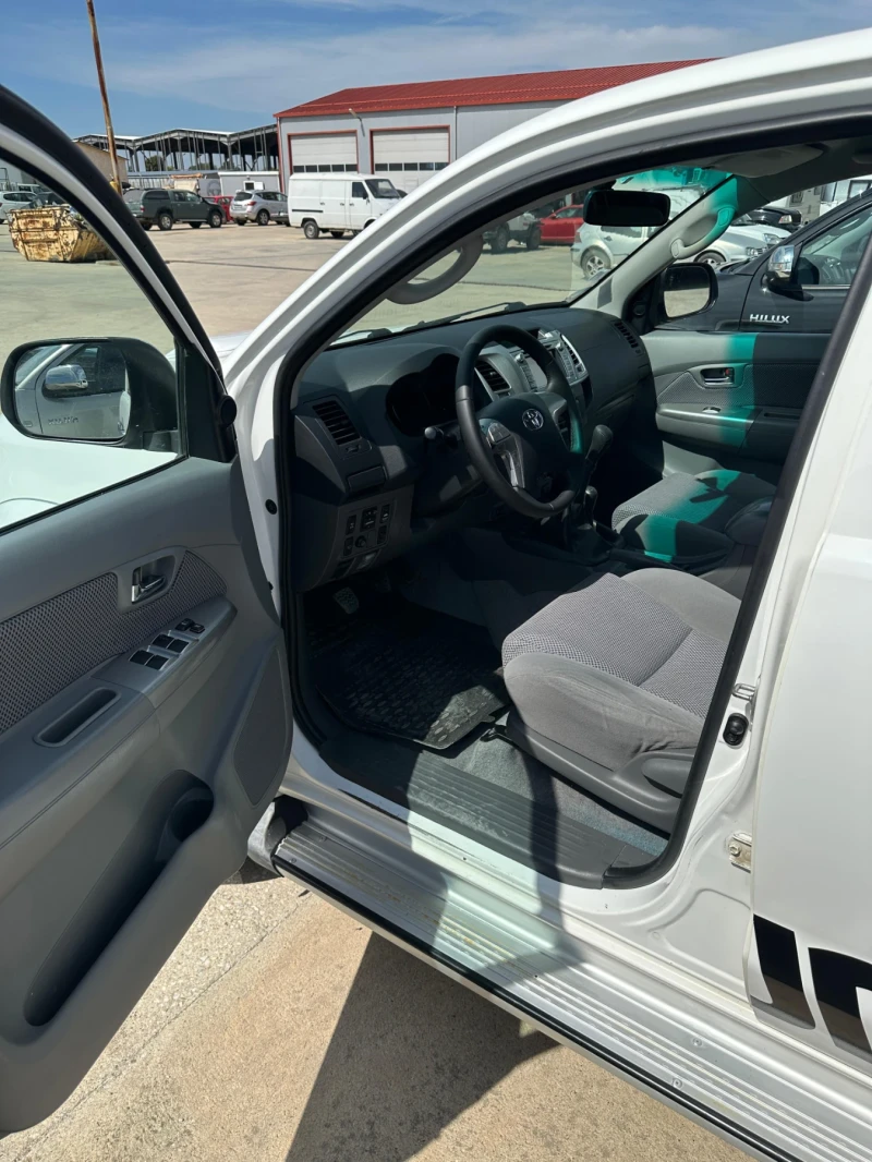 Toyota Hilux 4х4, снимка 14 - Автомобили и джипове - 51630113
