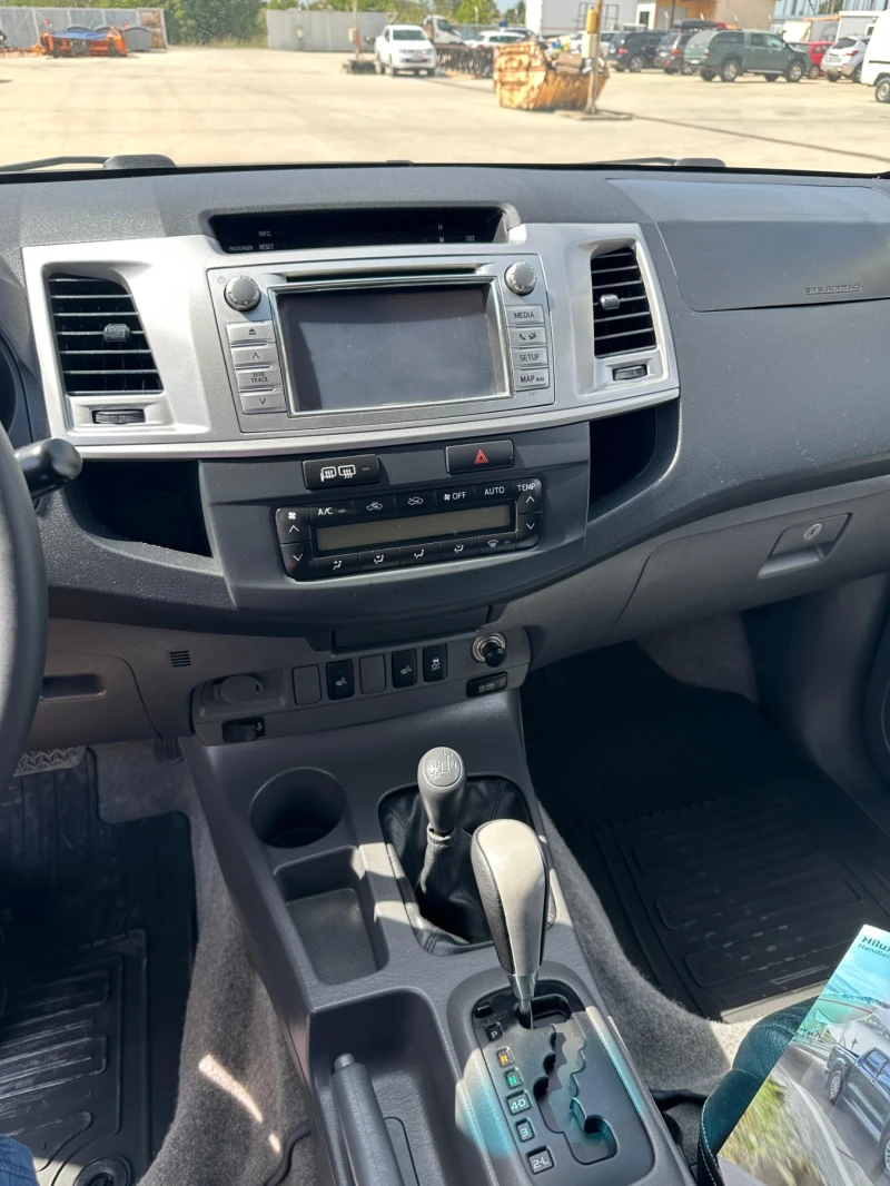 Toyota Hilux 4х4, снимка 15 - Автомобили и джипове - 51630113