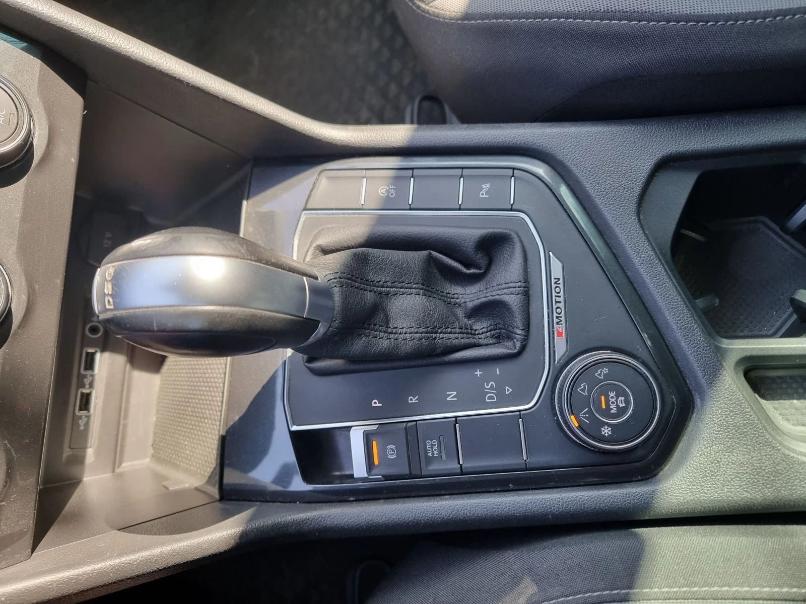 VW Tiguan 2.0TDI, снимка 15 - Автомобили и джипове - 53857638