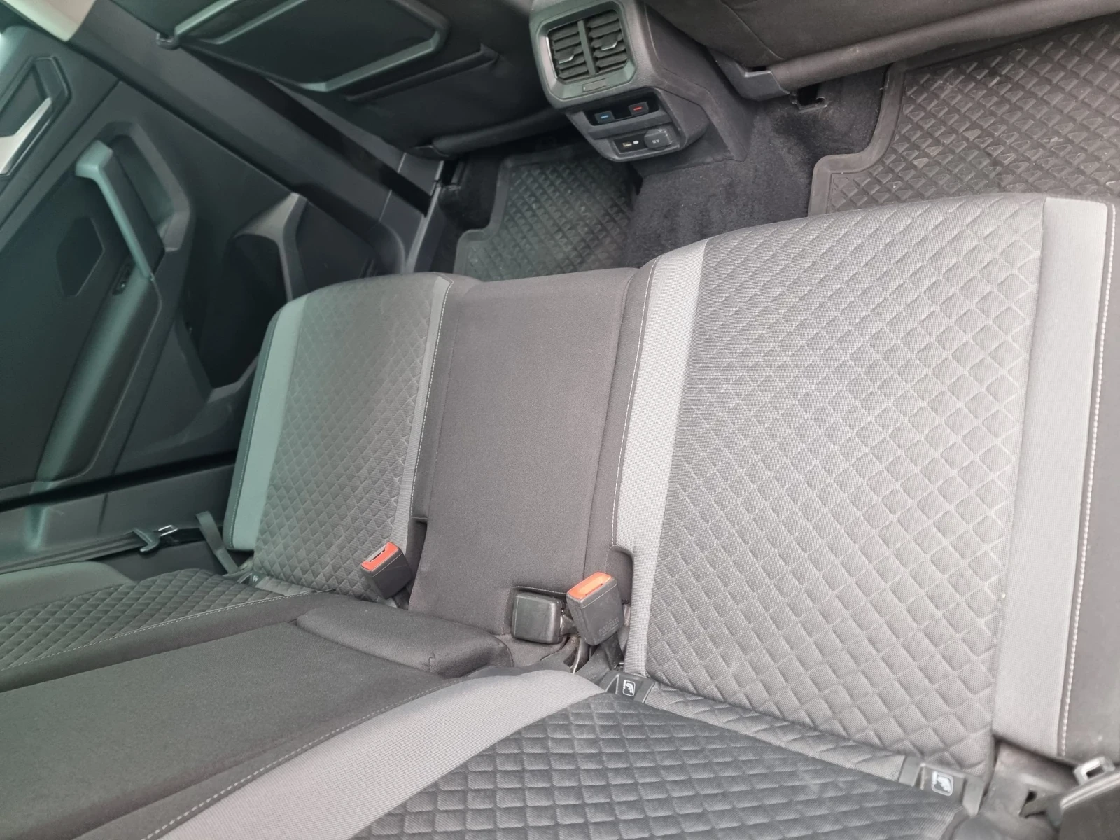 VW Tiguan 2.0TDI, снимка 11 - Автомобили и джипове - 53857638