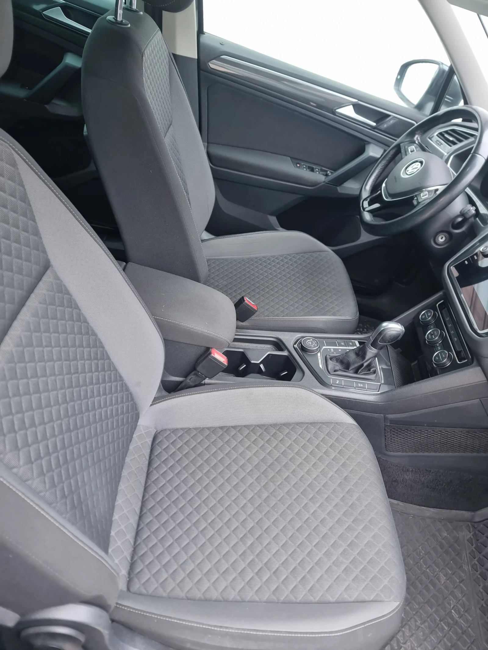 VW Tiguan 2.0TDI, снимка 10 - Автомобили и джипове - 53857638