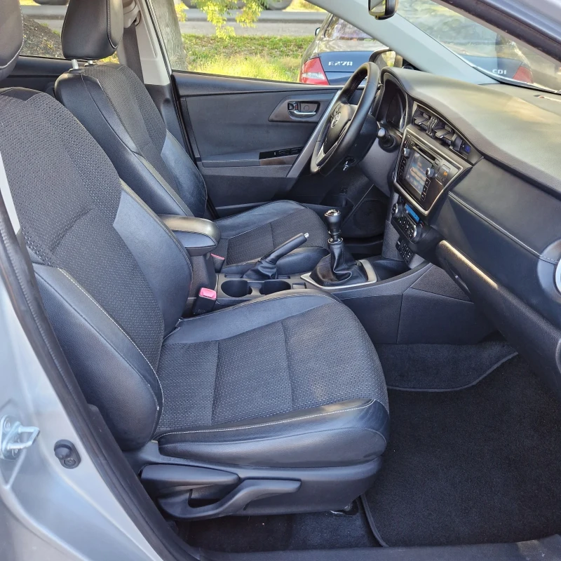 Toyota Auris 2.0D4D Full, снимка 11 - Автомобили и джипове - 52237041