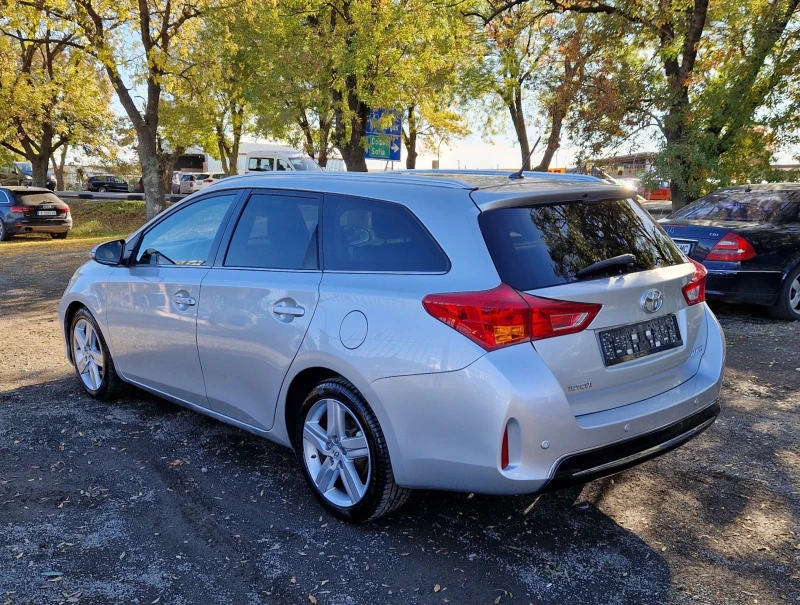 Toyota Auris 2.0D4D Full, снимка 4 - Автомобили и джипове - 52237041