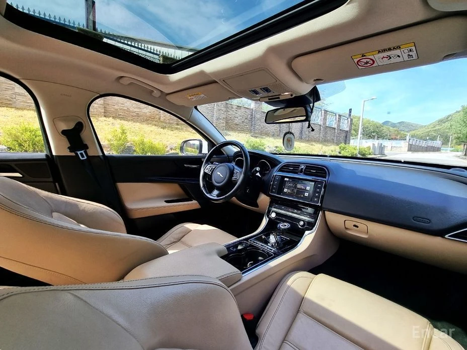 Jaguar XE, снимка 8 - Автомобили и джипове - 54370899