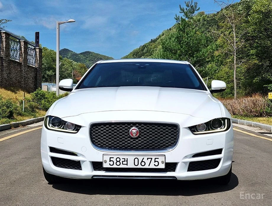 Jaguar XE, снимка 4 - Автомобили и джипове - 54370899