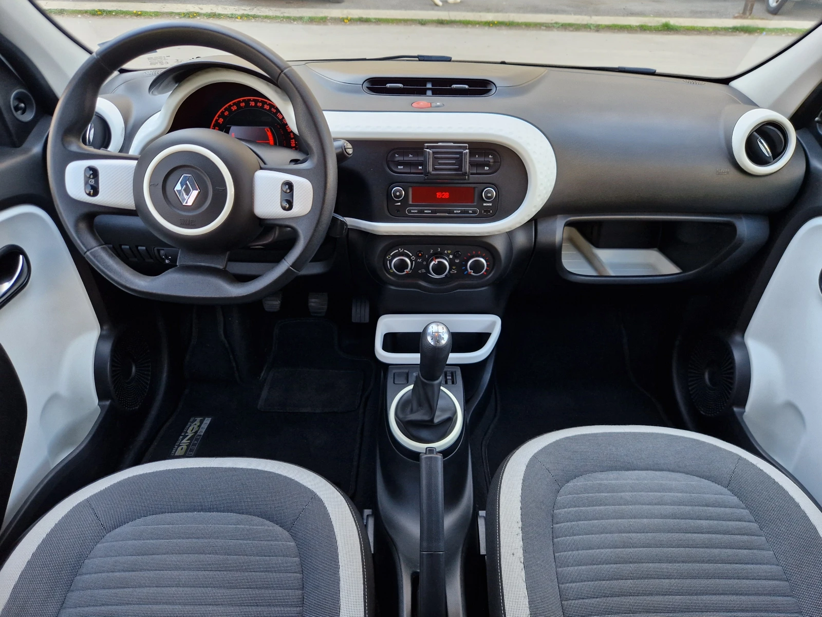 Renault Twingo 1.0 Sce, снимка 12 - Автомобили и джипове - 56554112