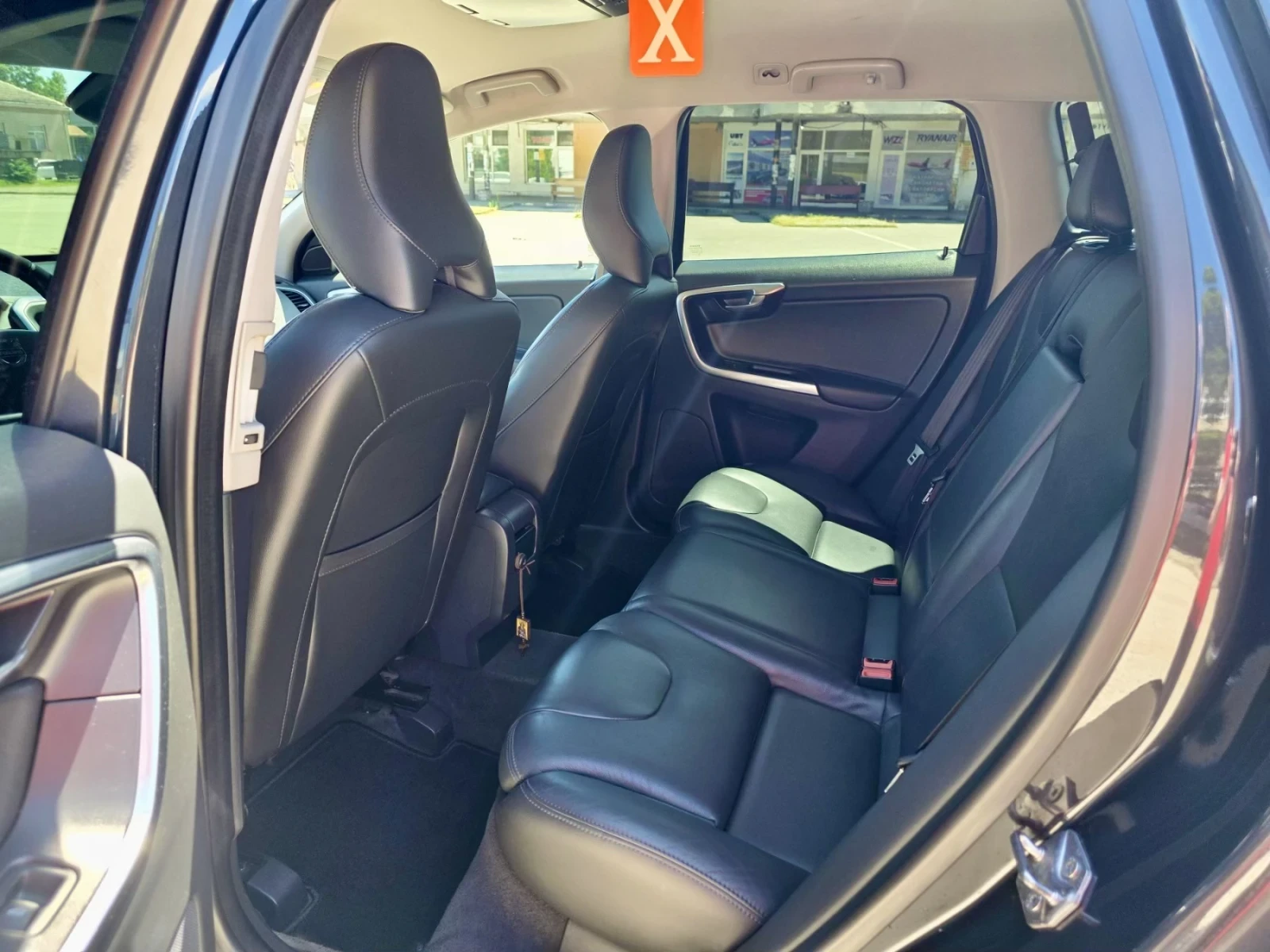 Volvo XC60 D5 AWD, снимка 10 - Автомобили и джипове - 55420521
