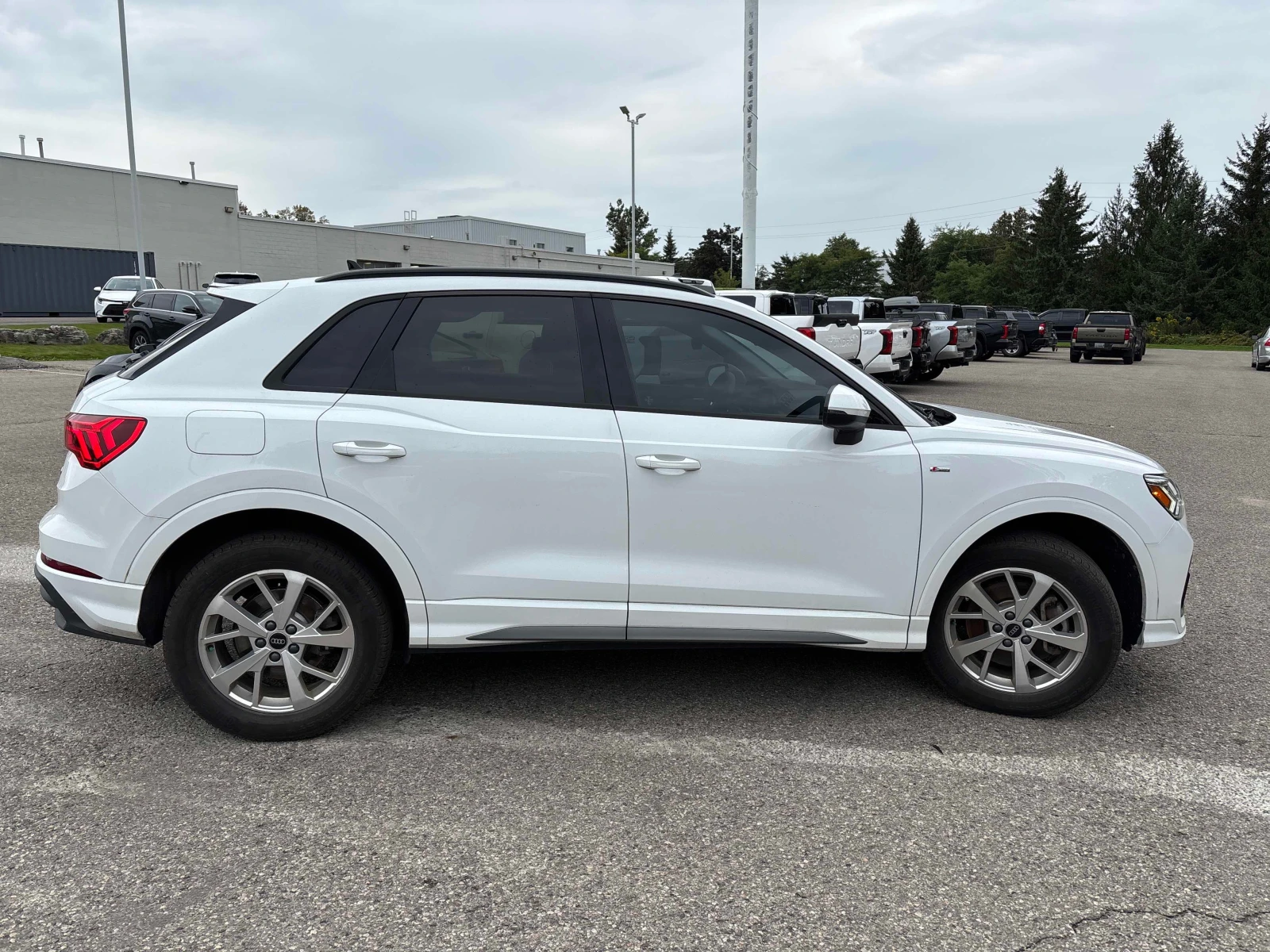 Audi Q3 Komfort * CARFAX * БЕЗ ПЪРВОНАЧАЛНА ВНОСКА, снимка 3 - Автомобили и джипове - 56093674
