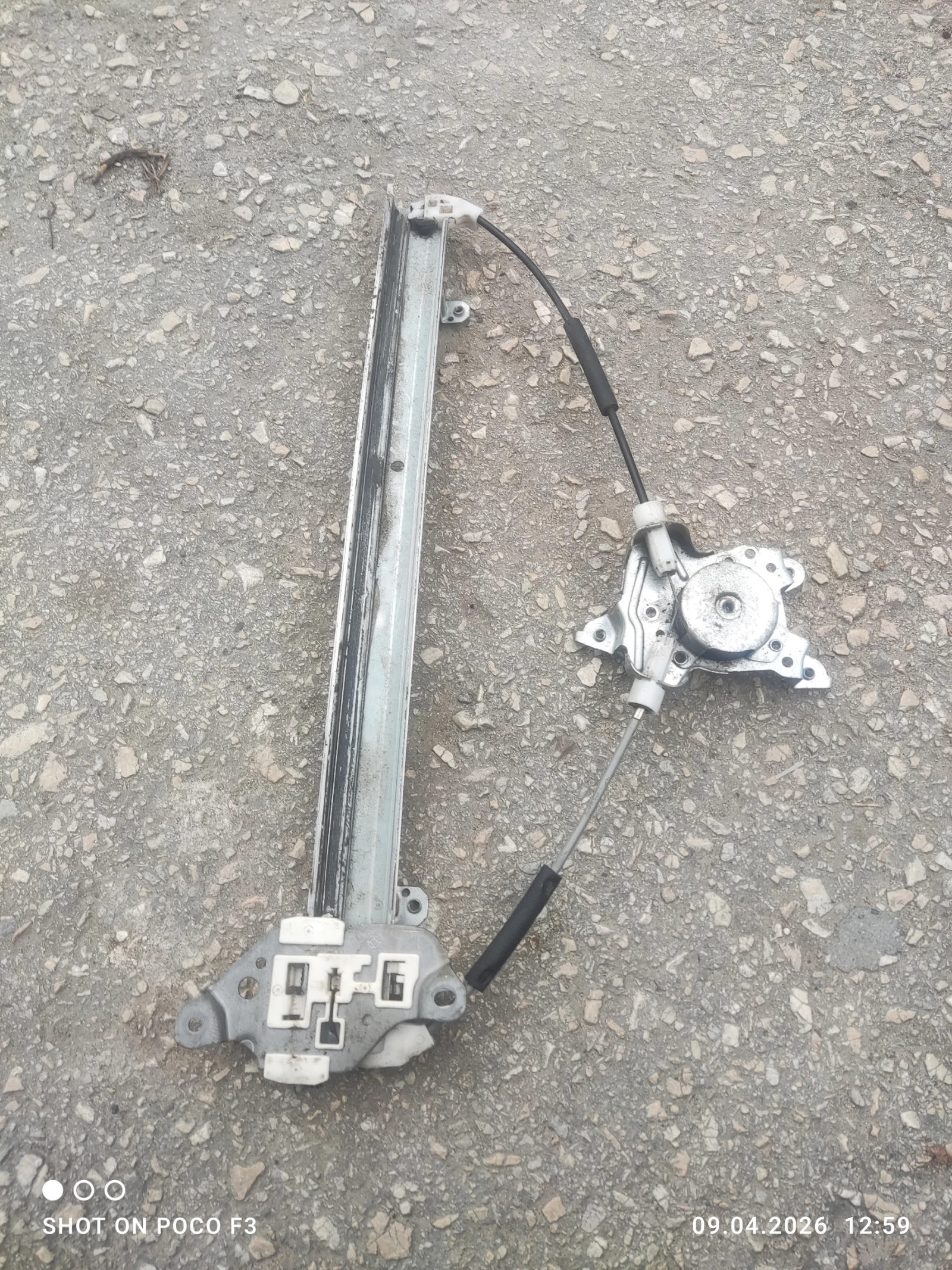 Продавам стъклоподемник за нисан екстрейл.