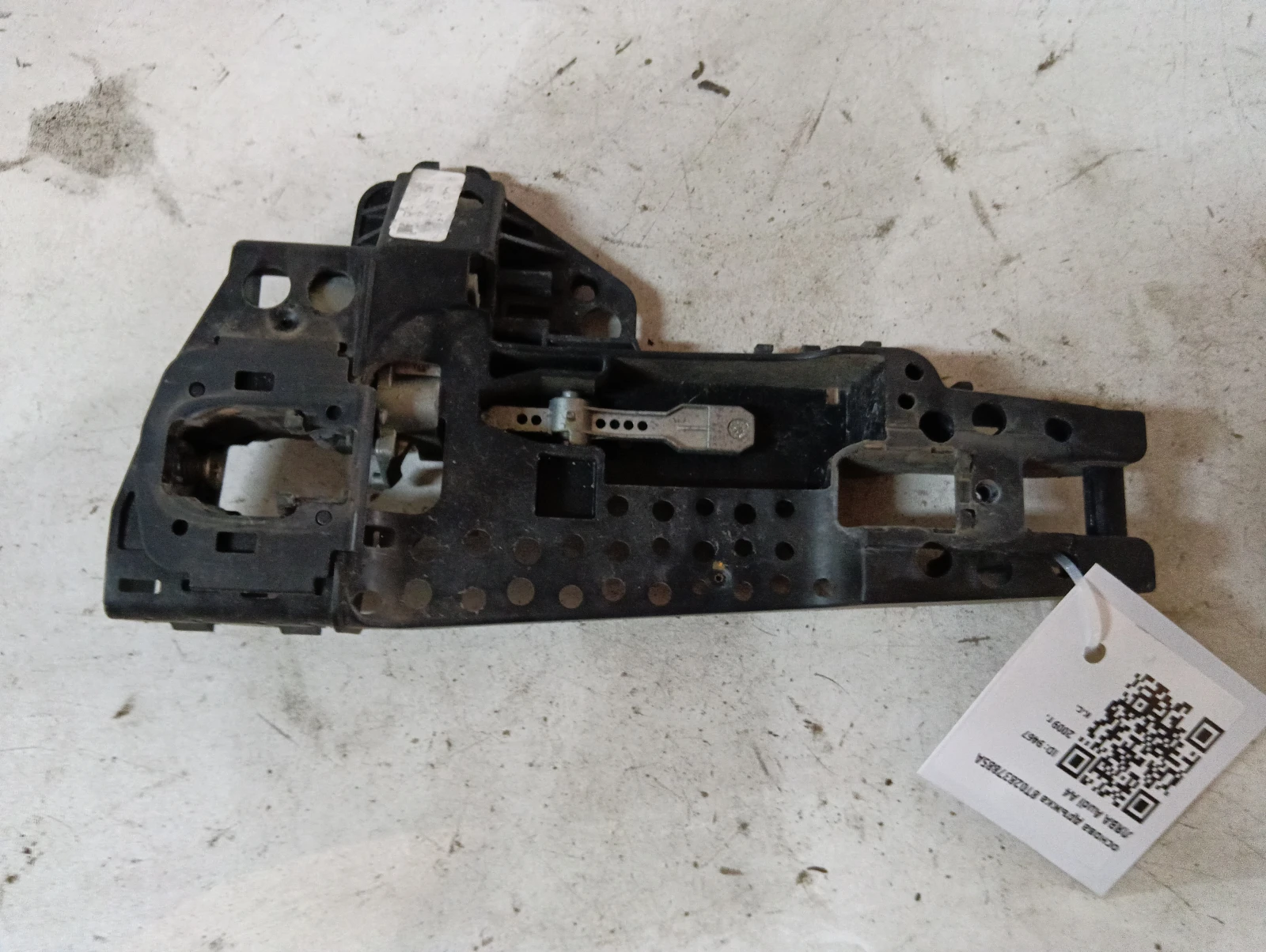 основа дръжка 8T02837885A ЛЯВА Audi A4