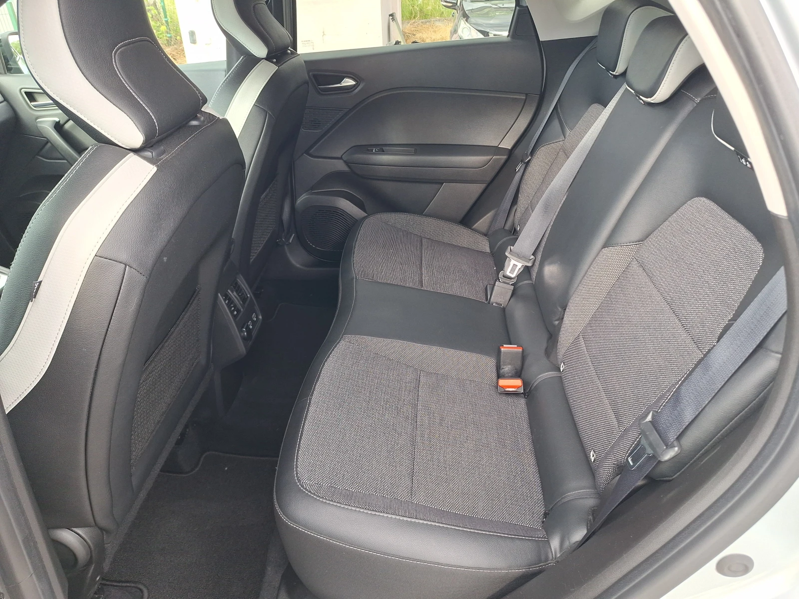 Renault Captur 1.6 E-tech Hybrid 143 Ks 104000 km Full!, снимка 14 - Автомобили и джипове - 54895839