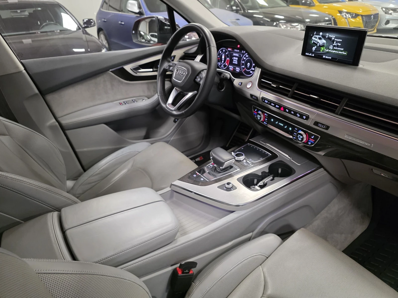 Audi SQ7 Напълно обслужен | Регистриран | Топ състояние , снимка 9 - Автомобили и джипове - 52666279