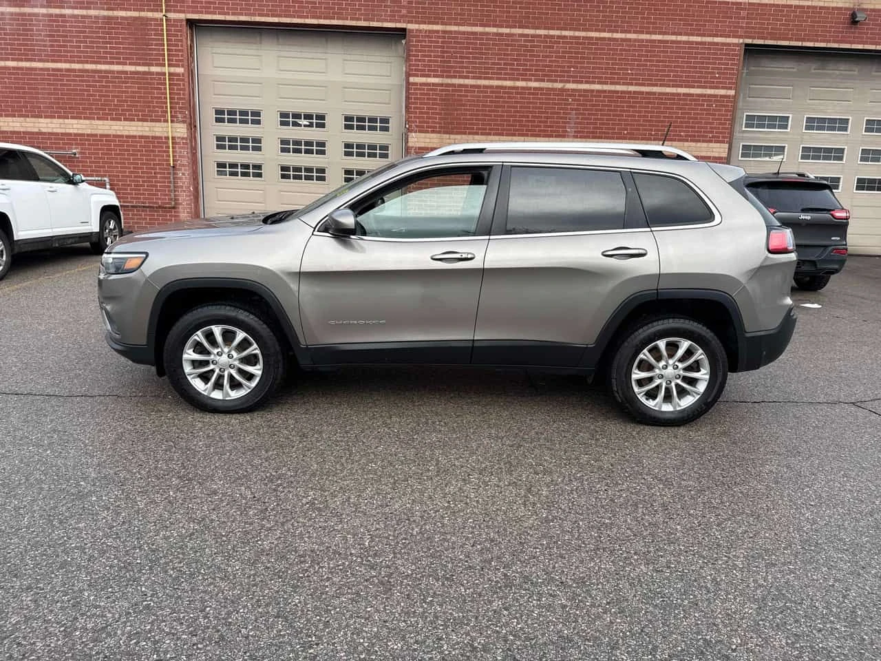 Jeep Cherokee * North * CARFAX * ПОДГРЕВИ+ ВОЛАН* КАМЕРА, снимка 2 - Автомобили и джипове - 53900789