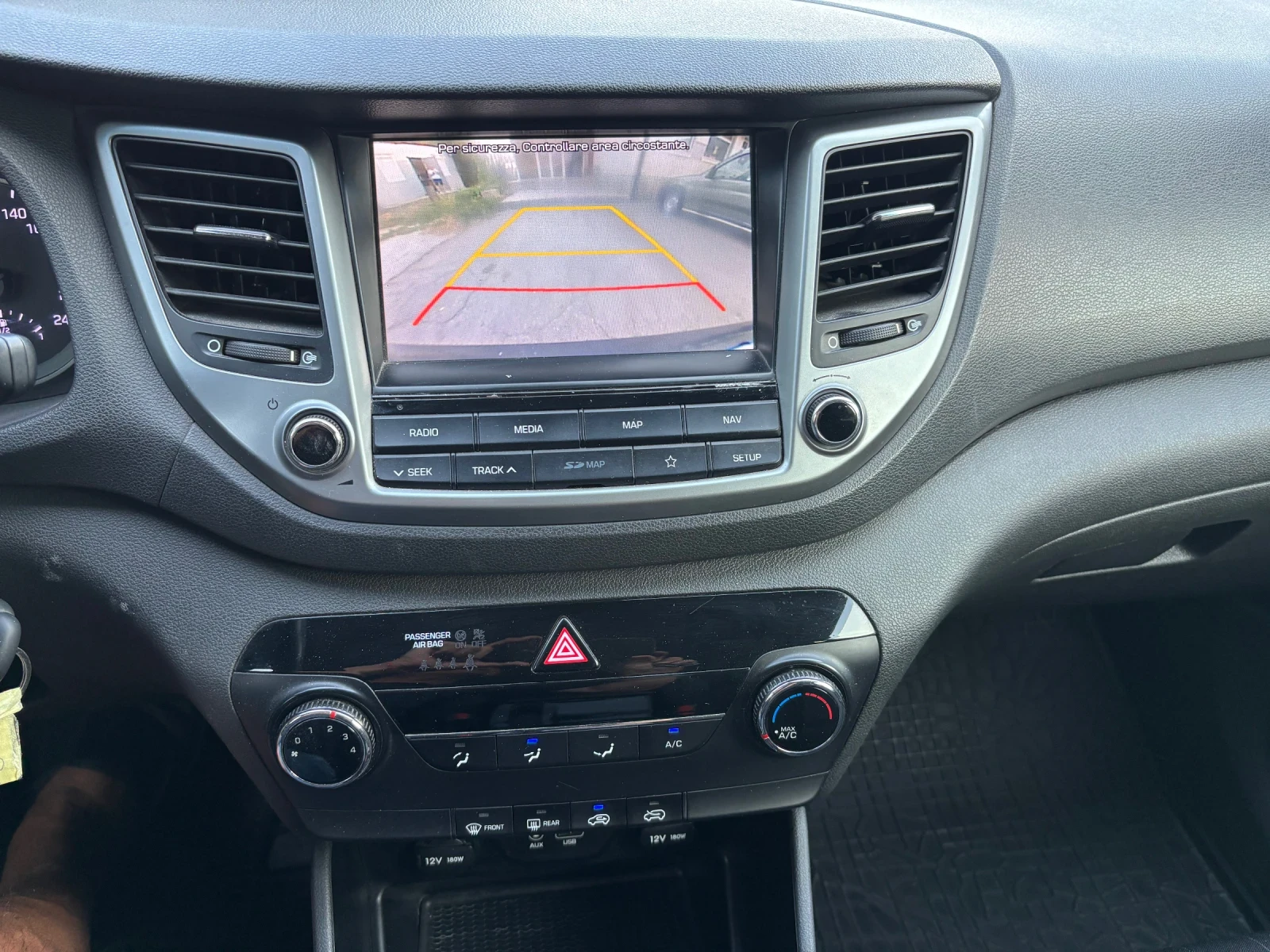 Hyundai Tucson 1, 7 CRDI Автоматик / NAVI/Камера /, снимка 10 - Автомобили и джипове - 56038364