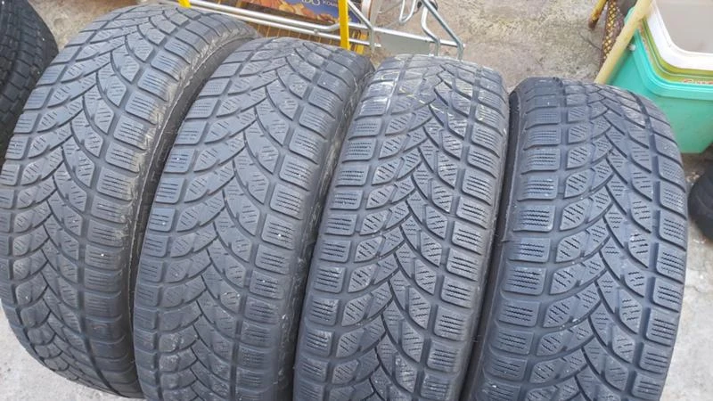 Гуми Зимни 215/70R16, снимка 1 - Гуми и джанти - 27313317