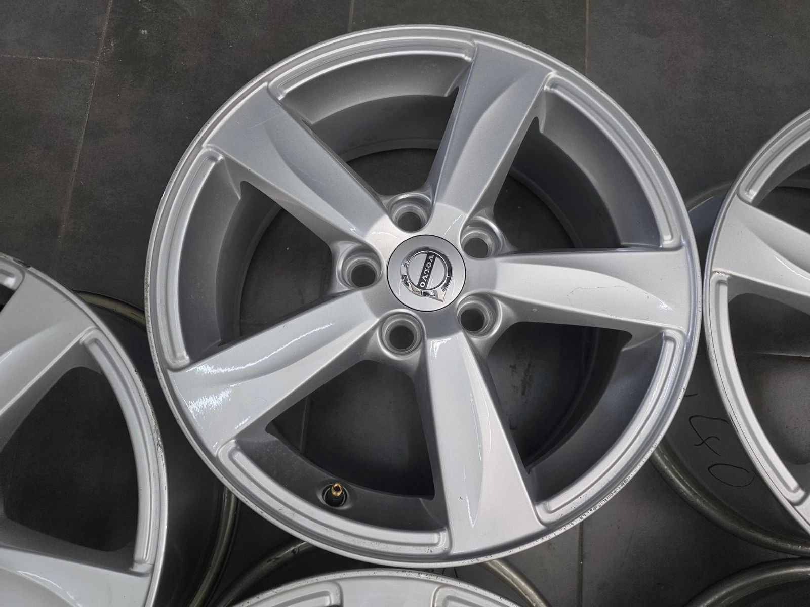 Джанти за Volvo, снимка 7 - Гуми и джанти - 56718340