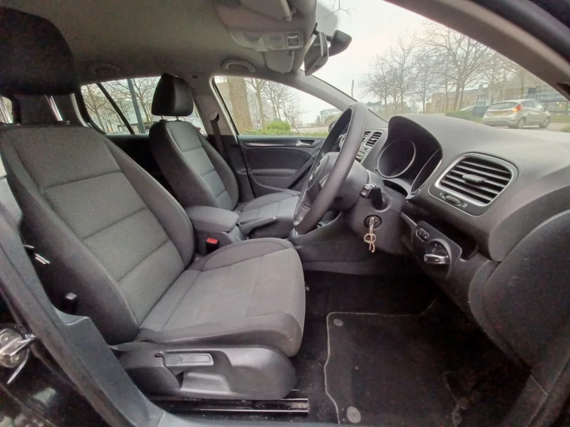 VW Golf 1.6 TDI, снимка 8 - Автомобили и джипове - 52435511