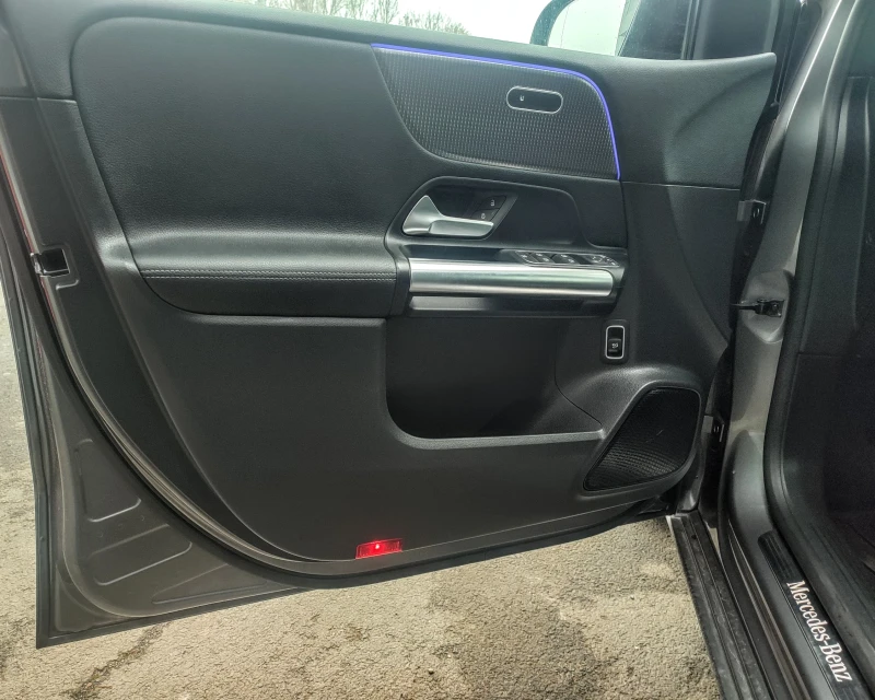 Mercedes-Benz A 200 Ambient* Cameras* Lane Assist* Full Led, снимка 9 - Автомобили и джипове - 53211938