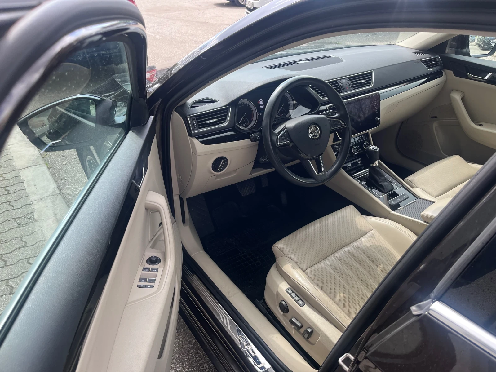 Skoda Superb 2.0TDI 7DSG 4X4 - изображение 6