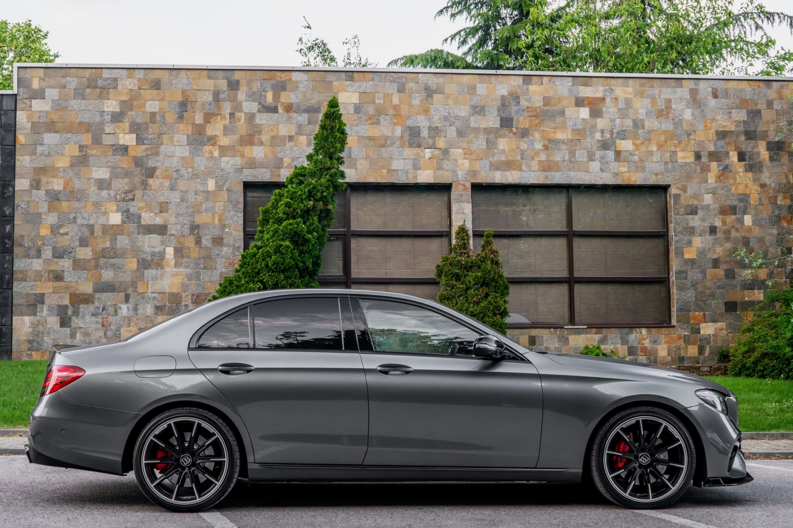 Mercedes-Benz E 450 4MATIC* BRABUS LIMITED* 430HP* DESIGNO* 3xTV* MASS, снимка 6 - Автомобили и джипове - 54638388