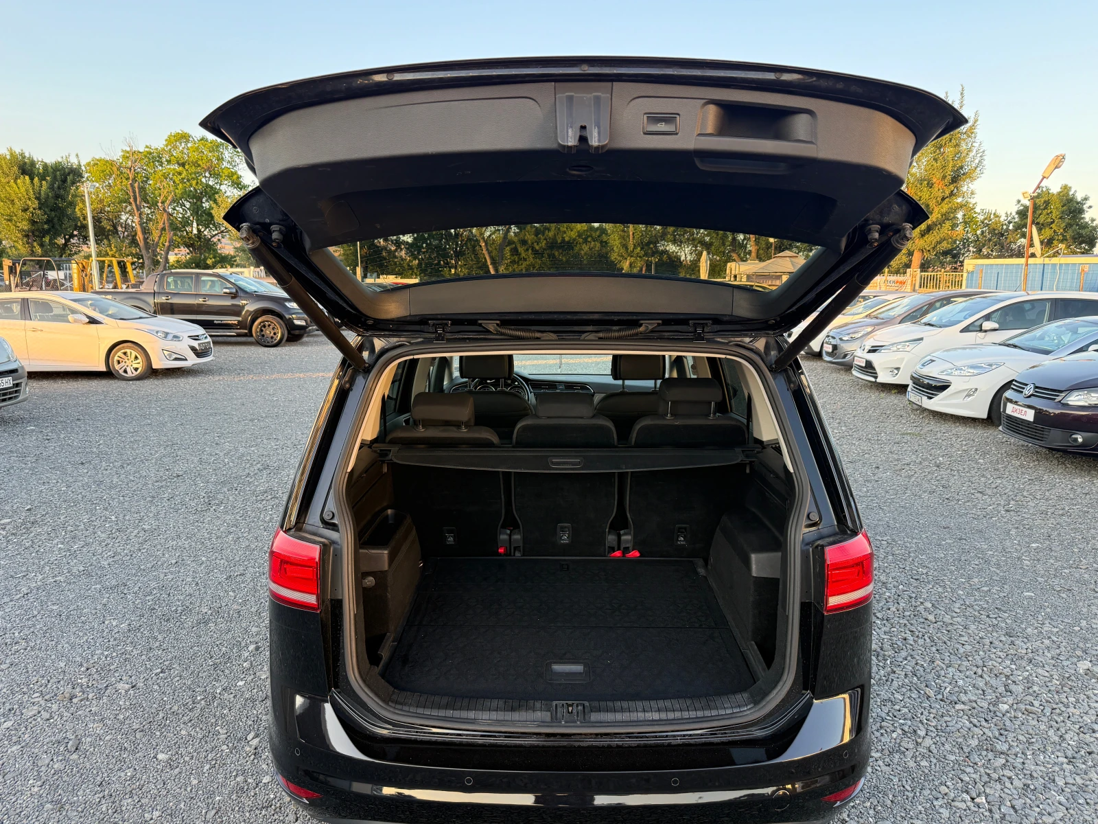 VW Touran 2.0TDI-150к.с. Автоматик, снимка 11 - Автомобили и джипове - 55710420