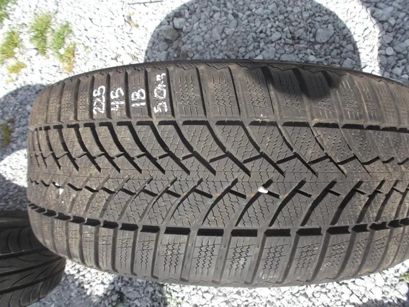 Гуми Зимни 225/45R18, снимка 2 - Гуми и джанти - 21380435