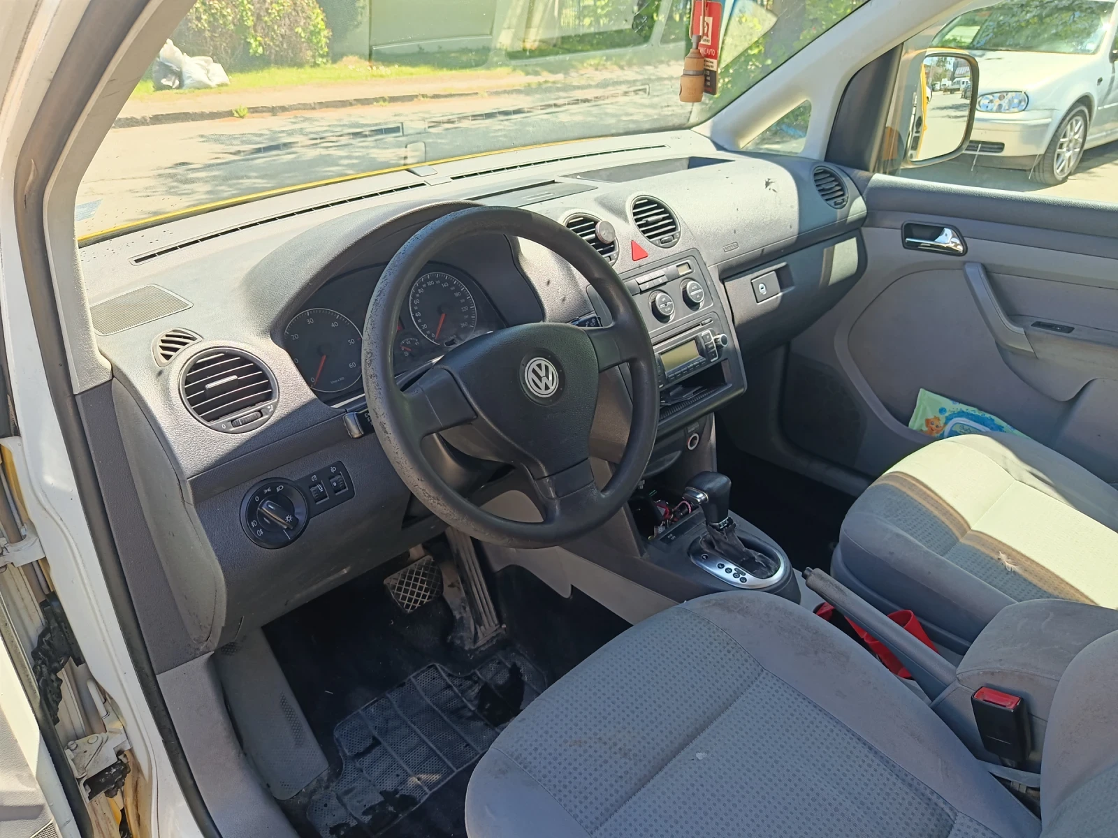 VW Caddy 7 МЕСТА, снимка 8 - Автомобили и джипове - 54425349