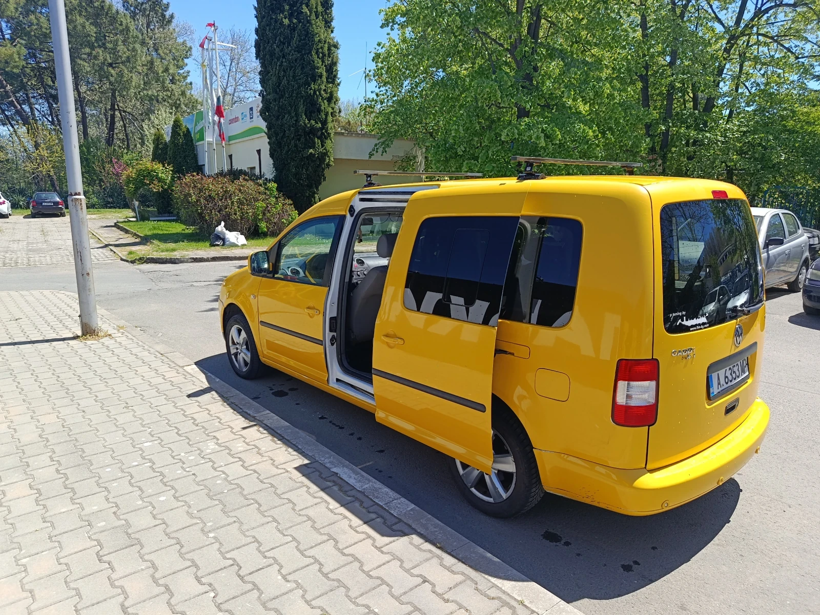 VW Caddy 7 МЕСТА, снимка 3 - Автомобили и джипове - 54425349