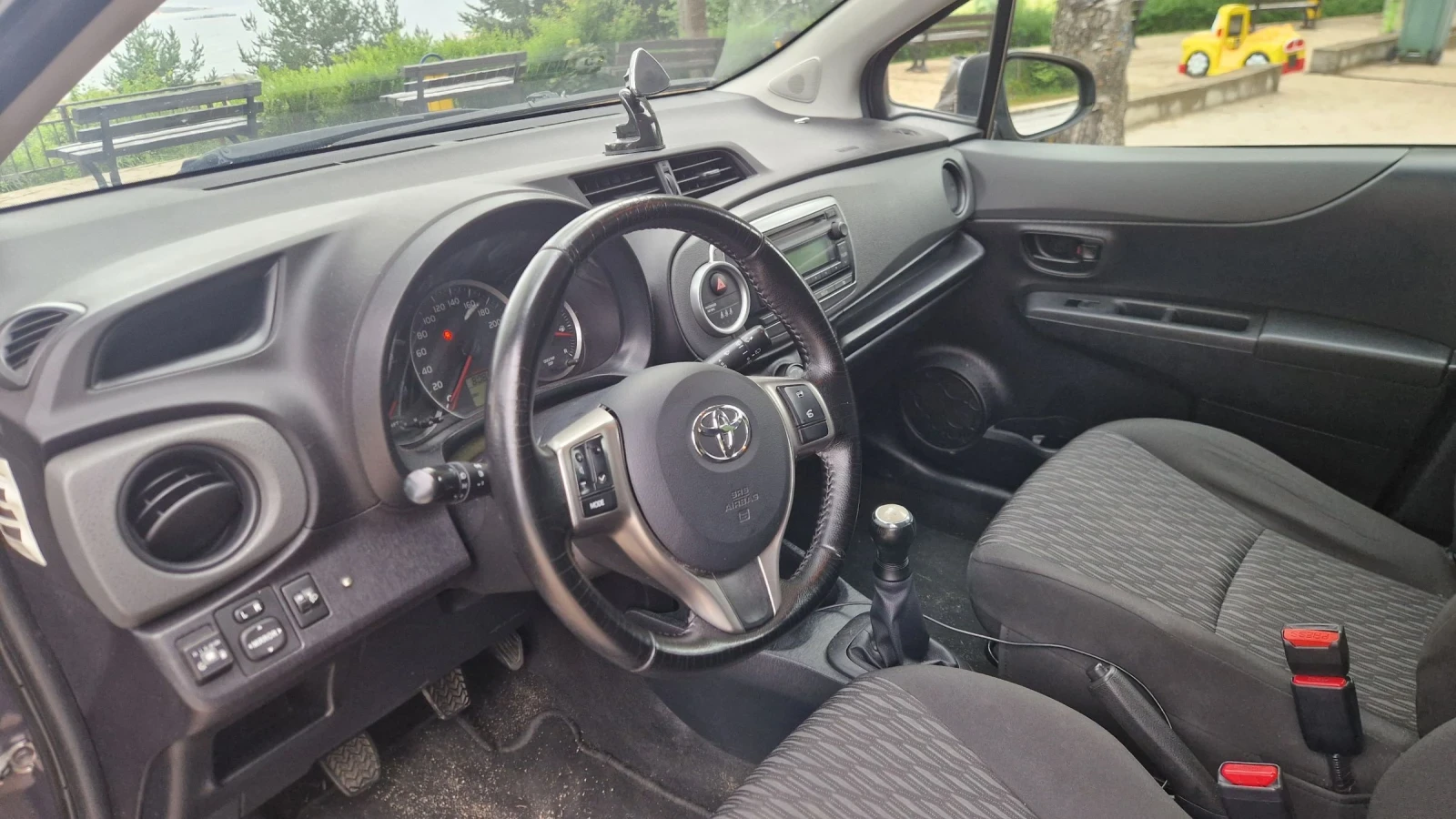 Toyota Yaris 1.0i, снимка 7 - Автомобили и джипове - 55152576