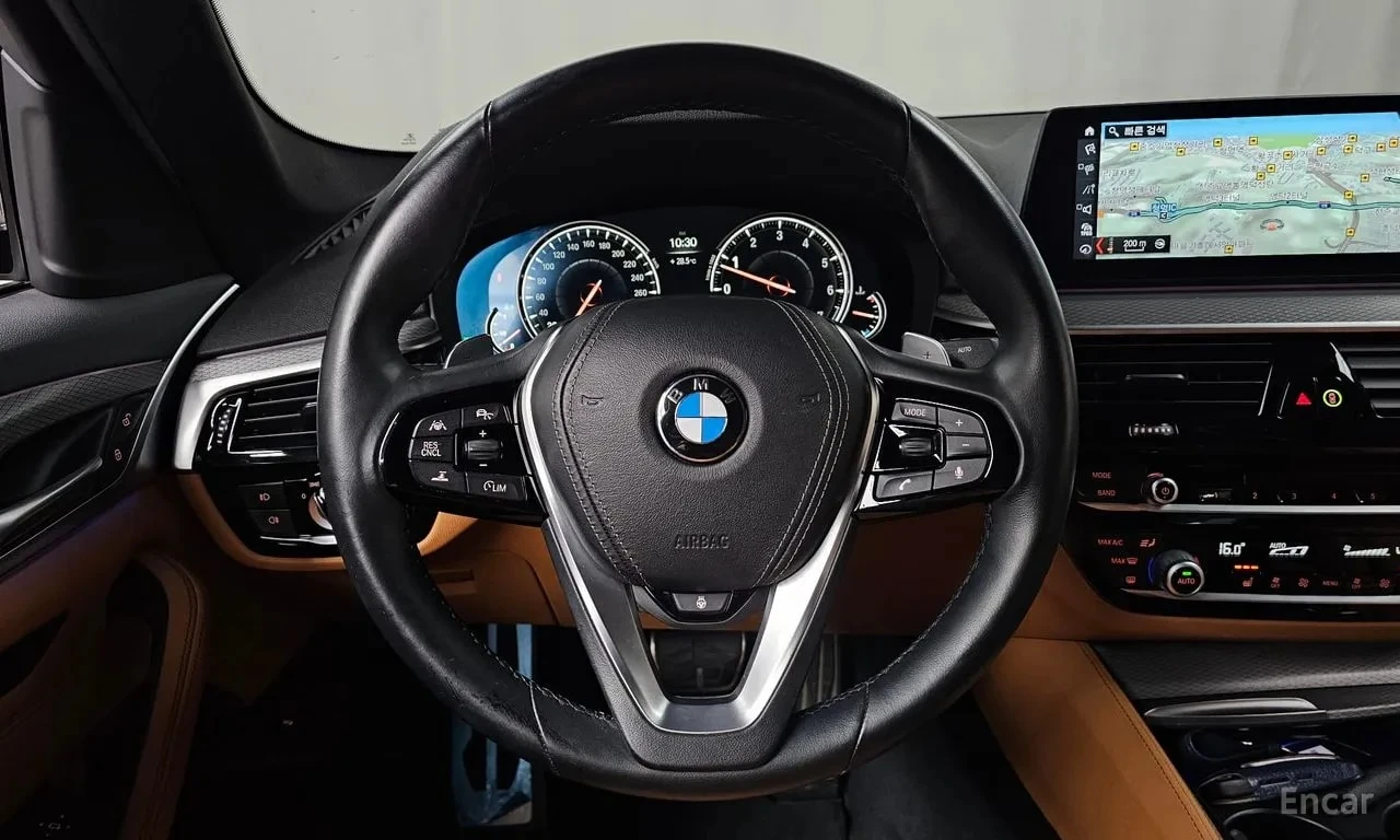 BMW 530 M Sport Package/ДИСТРОНИК/ПОДГРЕВ/ШИБЕДАХ/, снимка 13 - Автомобили и джипове - 55903425