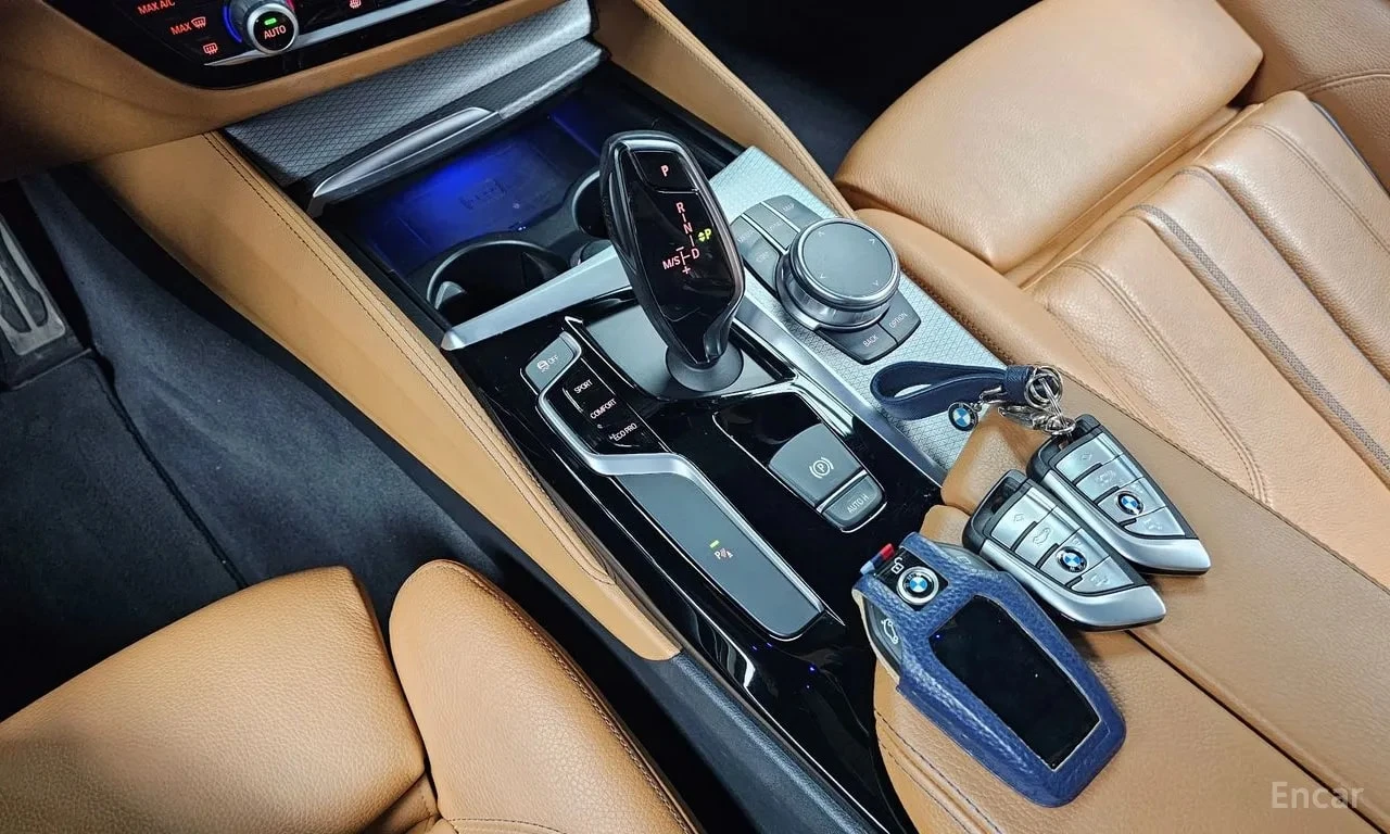 BMW 530 M Sport Package/ДИСТРОНИК/ПОДГРЕВ/ШИБЕДАХ/, снимка 9 - Автомобили и джипове - 55903425