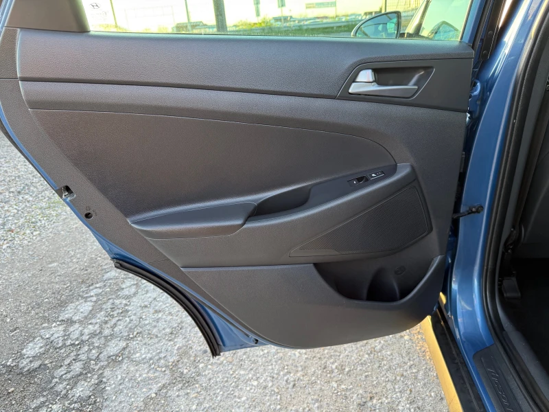 Hyundai Tucson 2.0 , снимка 9 - Автомобили и джипове - 52775581
