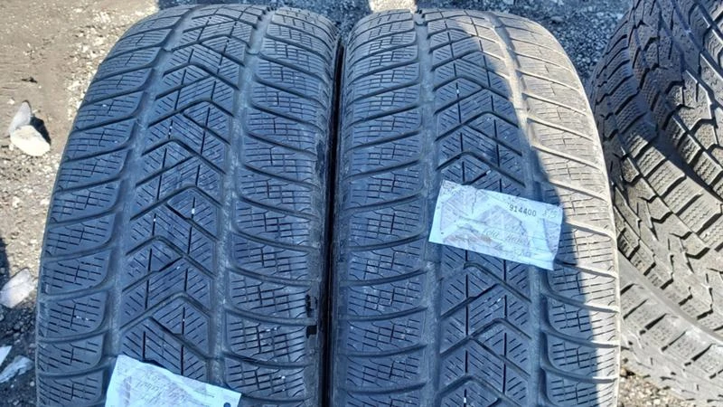 Гуми Зимни 235/65R17, снимка 1 - Гуми и джанти - 27520854