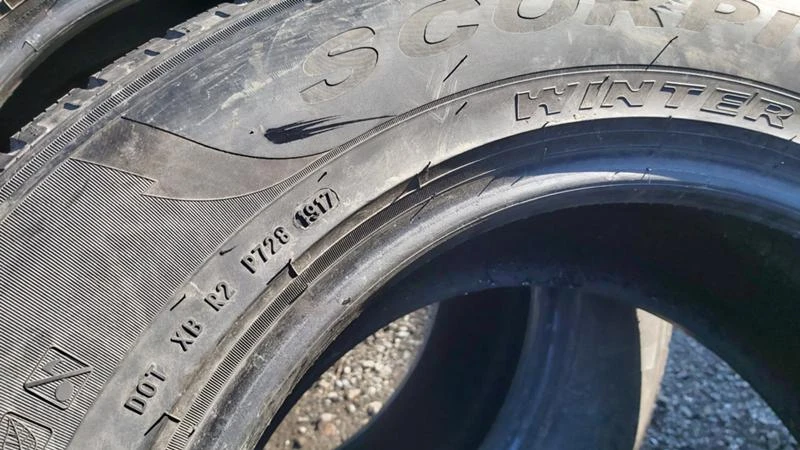 Гуми Зимни 235/65R17, снимка 6 - Гуми и джанти - 27520854