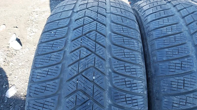 Гуми Зимни 235/65R17, снимка 3 - Гуми и джанти - 27520854