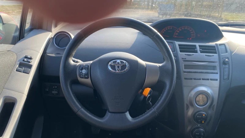 Toyota Yaris 1.3 VVT-i, снимка 12 - Автомобили и джипове - 48664119