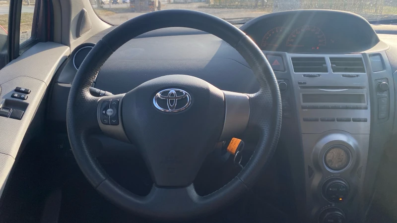 Toyota Yaris 1.3 VVT-i, снимка 17 - Автомобили и джипове - 48664119