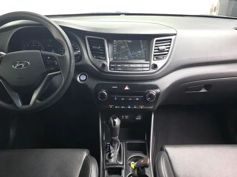 Hyundai Tucson Diesel 2.0 4Wd Style, снимка 7 - Автомобили и джипове - 56304379