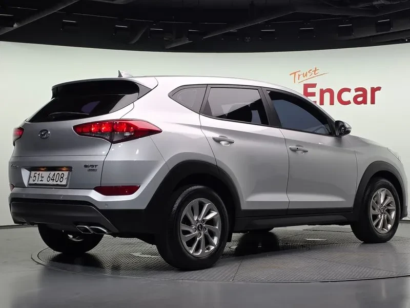 Hyundai Tucson Diesel 2.0 4Wd Style, снимка 2 - Автомобили и джипове - 56304379