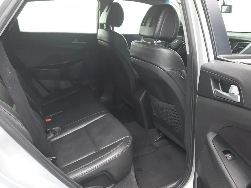 Hyundai Tucson Diesel 2.0 4Wd Style, снимка 12 - Автомобили и джипове - 56304379
