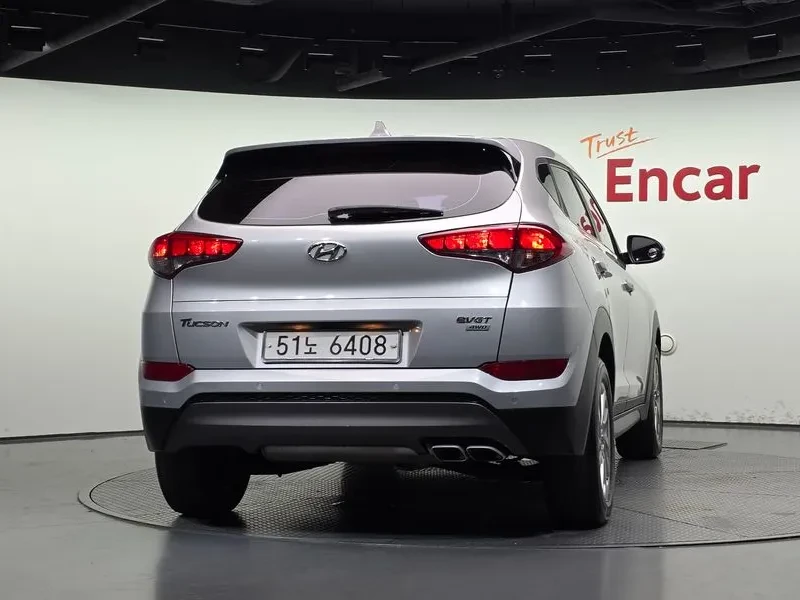 Hyundai Tucson Diesel 2.0 4Wd Style, снимка 4 - Автомобили и джипове - 56304379