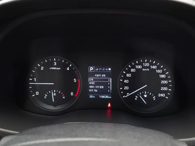 Hyundai Tucson Diesel 2.0 4Wd Style, снимка 8 - Автомобили и джипове - 56304379