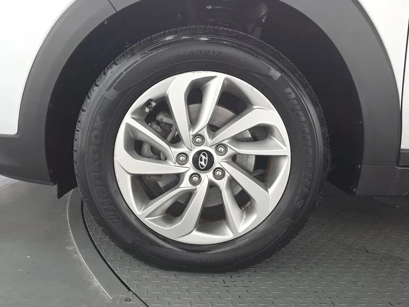 Hyundai Tucson Diesel 2.0 4Wd Style, снимка 5 - Автомобили и джипове - 56304379