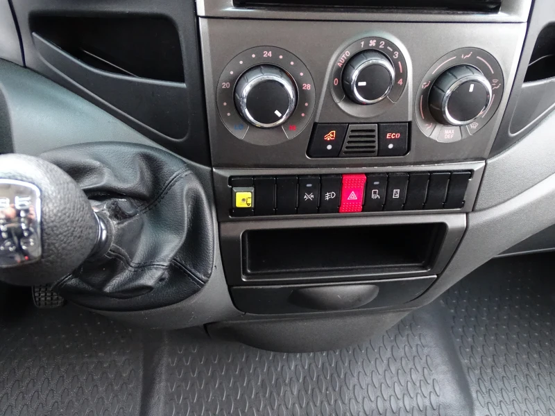 Iveco Daily 35S17 3.0HPI * * Климатроник* * , снимка 12 - Бусове и автобуси - 52876862