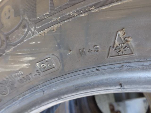 Гуми Зимни 225/60R18, снимка 3 - Гуми и джанти - 21430534