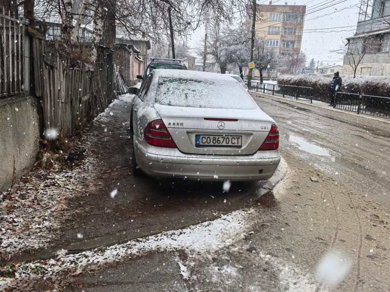 Mercedes-Benz E 220 2.0, снимка 4 - Автомобили и джипове - 48450572