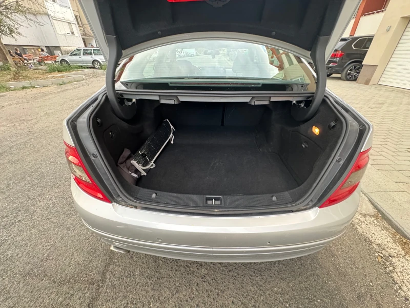 Mercedes-Benz C 220 Avantgarde, снимка 13 - Автомобили и джипове - 52377314