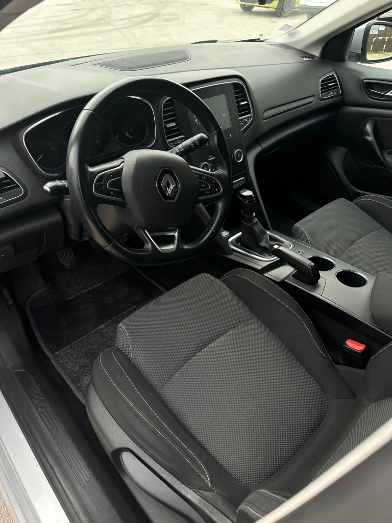 Renault Megane 1.5 дизел , снимка 11 - Автомобили и джипове - 53486448