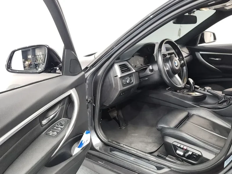 BMW 330 I M Sports Shadow, снимка 10 - Автомобили и джипове - 55928731